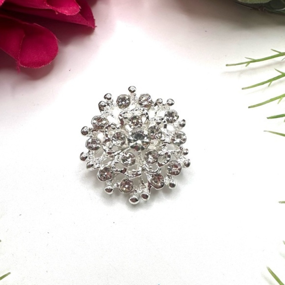 NEW⚜️Classic Crystal Cluster Embellished Brooch